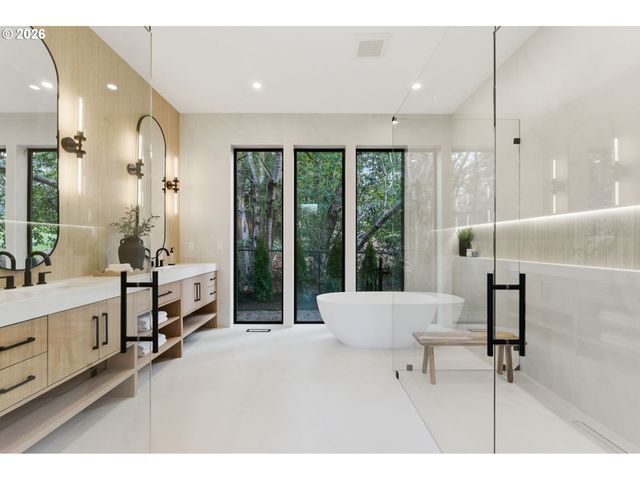 6233 Sw HAMILTON Way, Portland, OR 97221