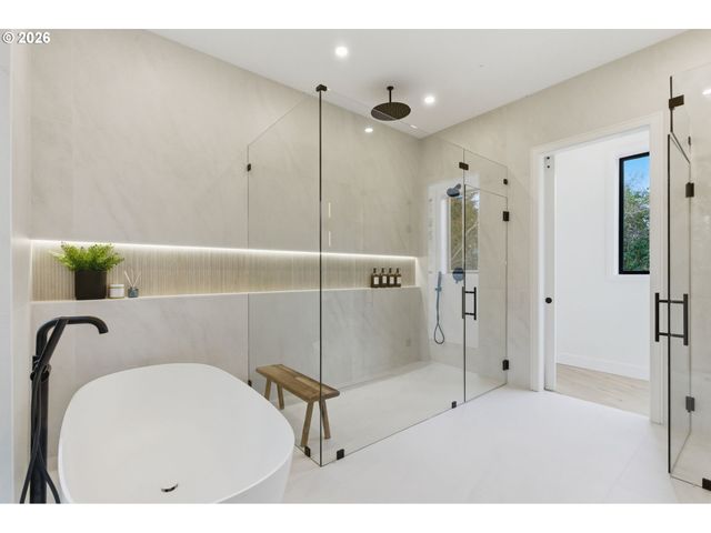 6233 Sw HAMILTON Way, Portland, OR 97221