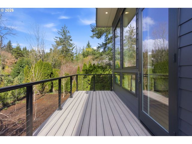 6233 Sw HAMILTON Way, Portland, OR 97221