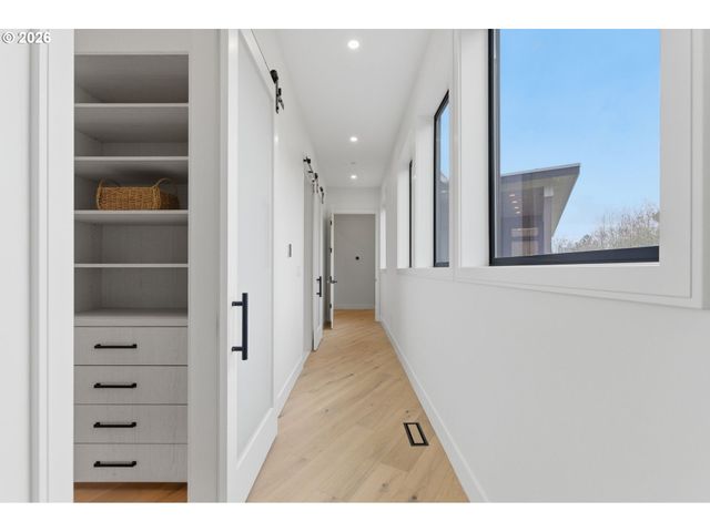 6233 Sw HAMILTON Way, Portland, OR 97221