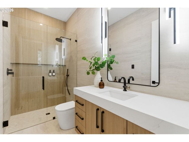 6233 Sw HAMILTON Way, Portland, OR 97221