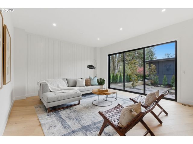 6233 Sw HAMILTON Way, Portland, OR 97221