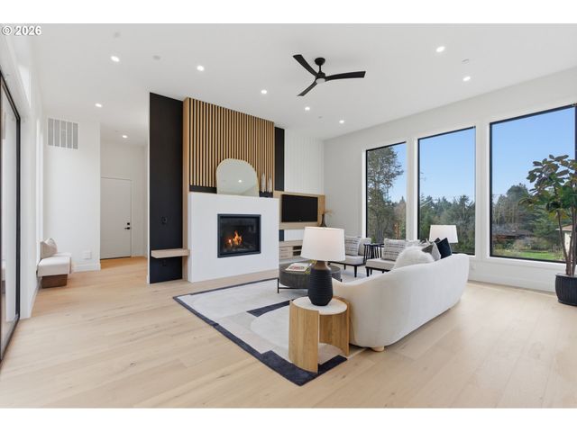 6233 Sw HAMILTON Way, Portland, OR 97221