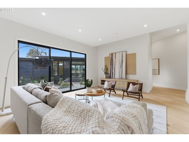 6233 Sw HAMILTON Way, Portland, OR 97221