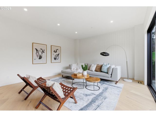 6233 Sw HAMILTON Way, Portland, OR 97221