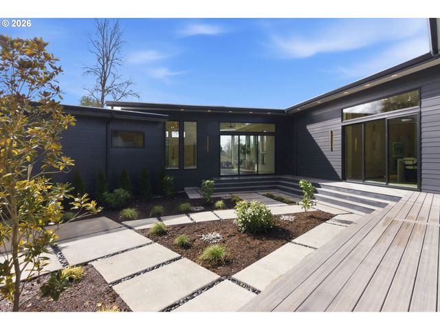 6233 Sw HAMILTON Way, Portland, OR 97221