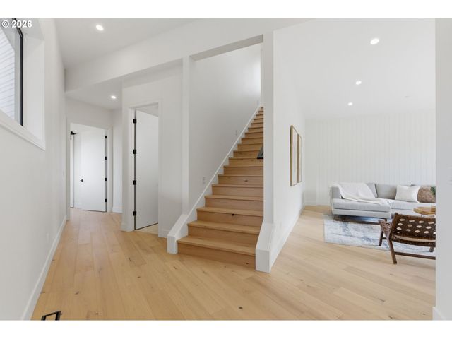 6233 Sw HAMILTON Way, Portland, OR 97221