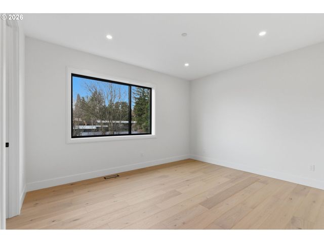 6233 Sw HAMILTON Way, Portland, OR 97221