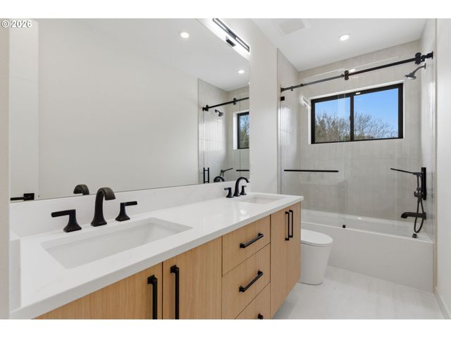 6233 Sw HAMILTON Way, Portland, OR 97221