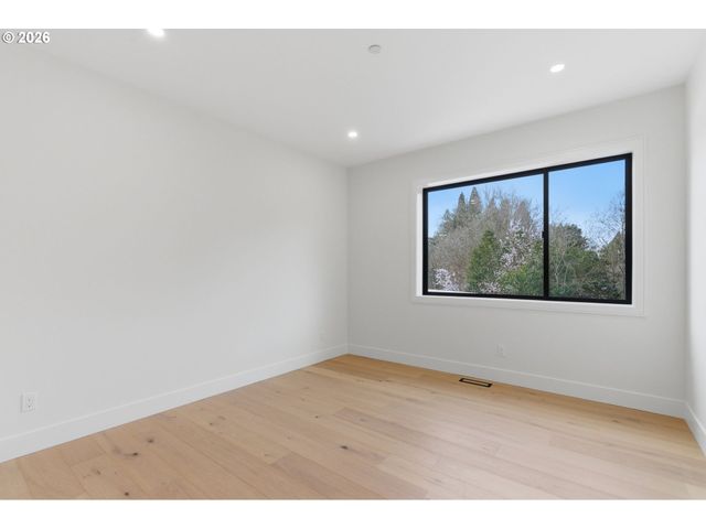 6233 Sw HAMILTON Way, Portland, OR 97221