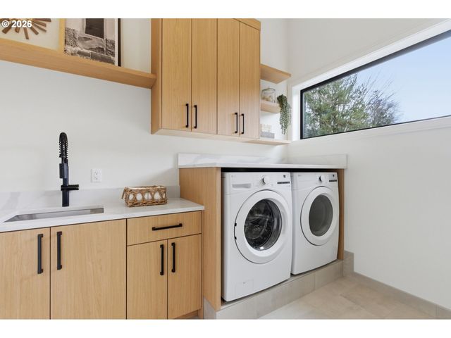 6233 Sw HAMILTON Way, Portland, OR 97221