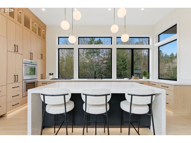 6233 Sw HAMILTON Way, Portland, OR 97221