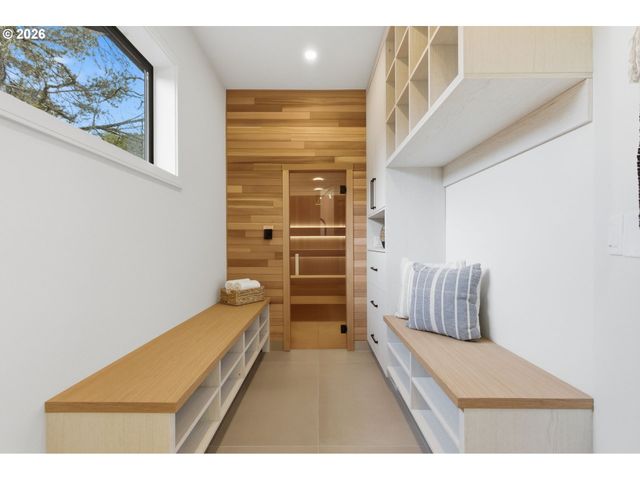 6233 Sw HAMILTON Way, Portland, OR 97221