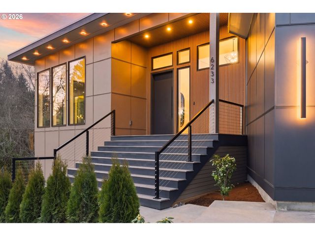 6233 Sw HAMILTON Way, Portland, OR 97221