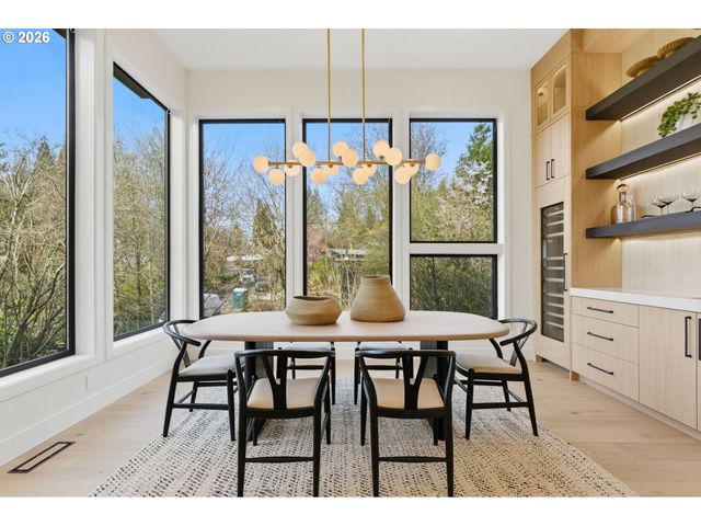 6233 Sw HAMILTON Way, Portland, OR 97221