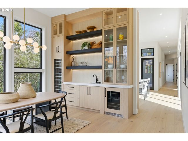 6233 Sw HAMILTON Way, Portland, OR 97221