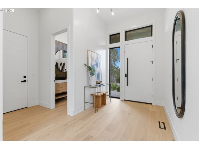 6233 Sw HAMILTON Way, Portland, OR 97221