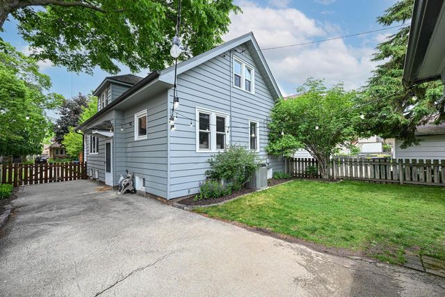 4030 N Larkin STREET, Shorewood, WI 53211