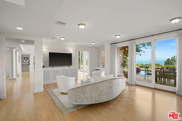 10814 Savona Road, Los Angeles, CA 90077