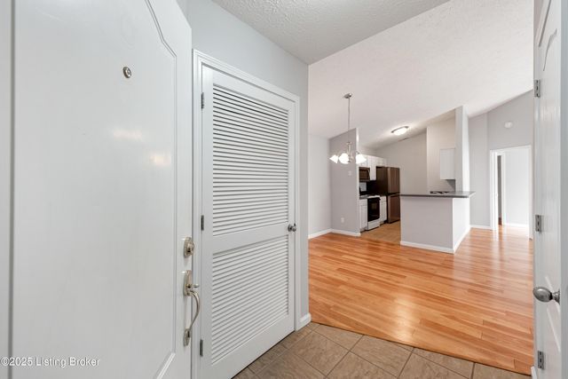 9206 Hawthorne Pointe Dr UNIT 202, Louisville, KY 40272