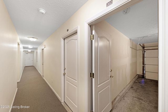 9206 Hawthorne Pointe Dr UNIT 202, Louisville, KY 40272