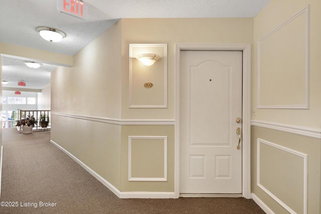 9206 Hawthorne Pointe Dr UNIT 202, Louisville, KY 40272