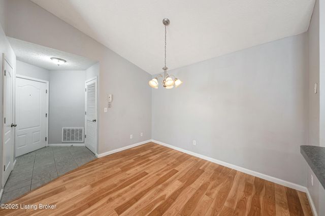 9206 Hawthorne Pointe Dr UNIT 202, Louisville, KY 40272