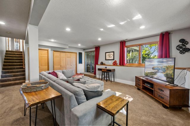 1205 Hilloway Circle, Burnsville, MN 55306