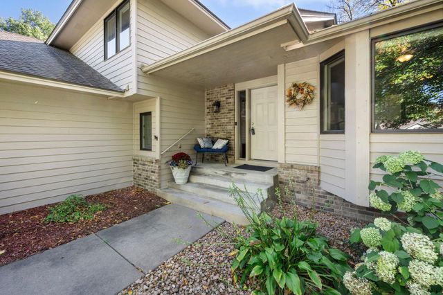 1205 Hilloway Circle, Burnsville, MN 55306