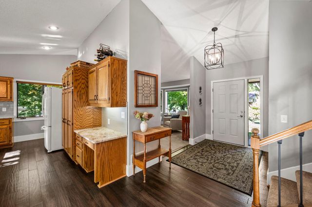 1205 Hilloway Circle, Burnsville, MN 55306