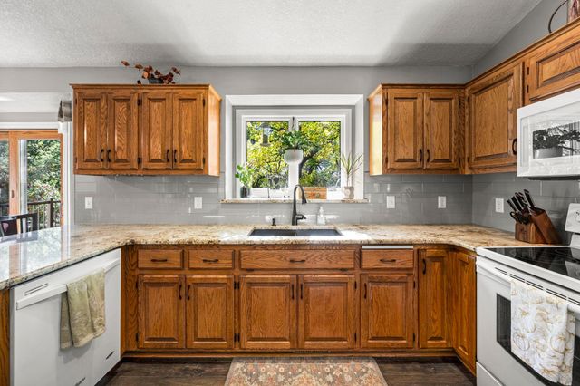 1205 Hilloway Circle, Burnsville, MN 55306