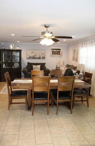 395 N Putnam Avenue, Lindenhurst, NY 11757