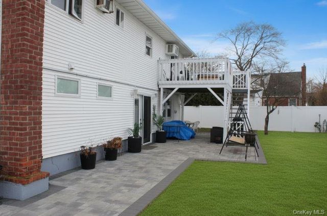 395 N Putnam Avenue, Lindenhurst, NY 11757