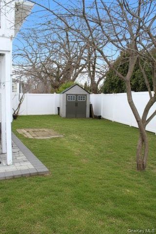 395 N Putnam Avenue, Lindenhurst, NY 11757