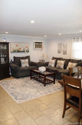 395 N Putnam Avenue, Lindenhurst, NY 11757