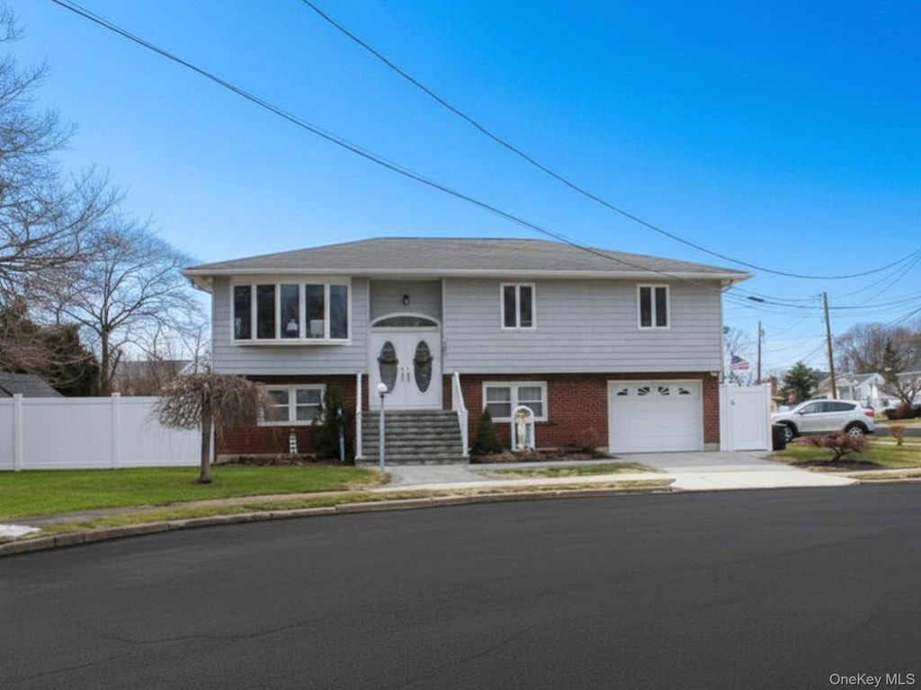 395 N Putnam Avenue, Lindenhurst, NY 11757