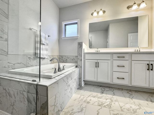 7222 Maple Creek Drive SE, Owens Cross Roads, AL 35763
