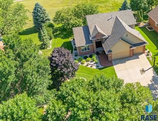 731 E Inverness Dr, Sioux Falls, SD 57108