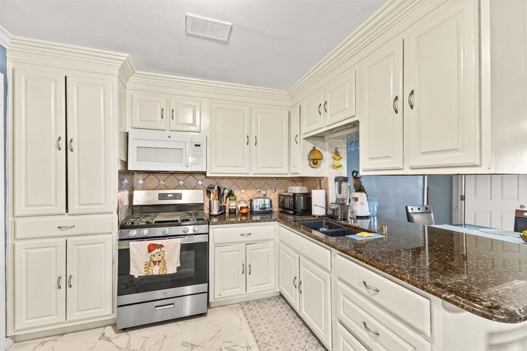 1801 Pleasant Run Road, Carrollton, TX 75006 — exterior