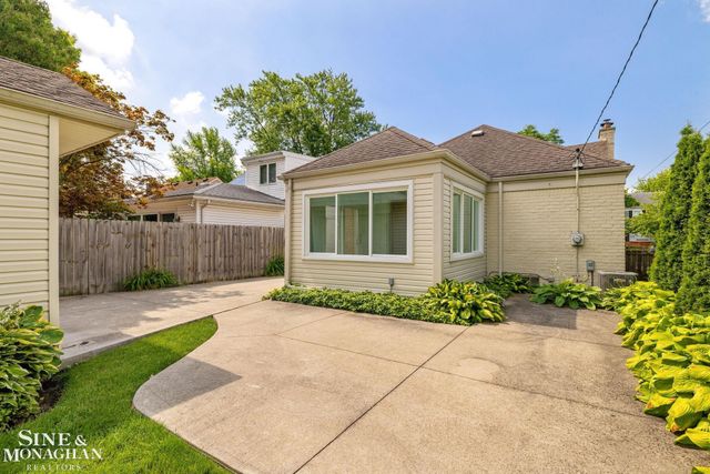 418 Hillcrest Avenue, Grosse Pointe Farms, MI 48236