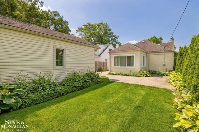 418 Hillcrest Avenue, Grosse Pointe Farms, MI 48236