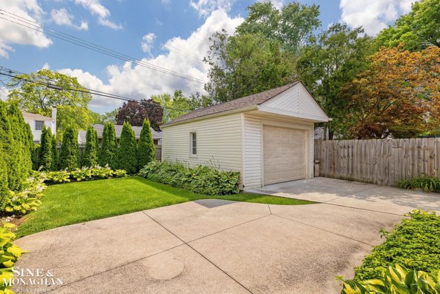 418 Hillcrest Avenue, Grosse Pointe Farms, MI 48236