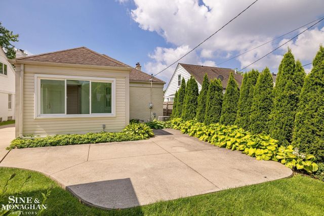 418 Hillcrest Avenue, Grosse Pointe Farms, MI 48236