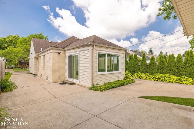 418 Hillcrest Avenue, Grosse Pointe Farms, MI 48236