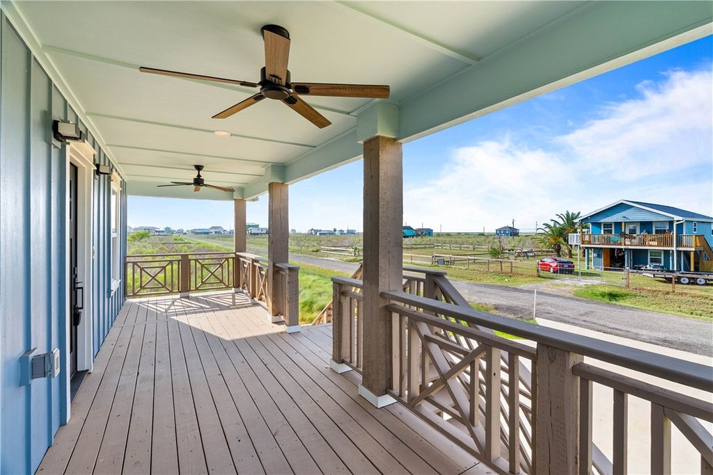 324 W Live Oak Lane, Rockport, TX 78382 — photo 2