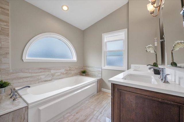 1355 Beckett Lane, Schaumburg, IL 60173