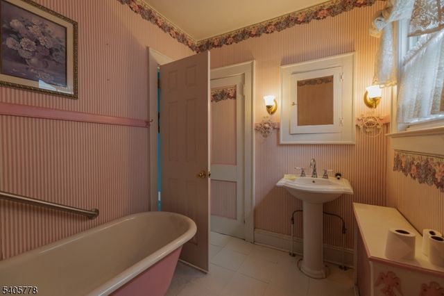 142 W Gibbons St, Linden City, NJ 07036