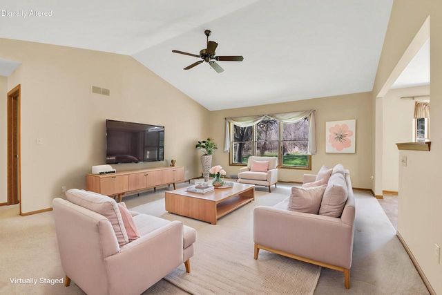 2132 Penhurst WAY, Waukesha, WI 53186