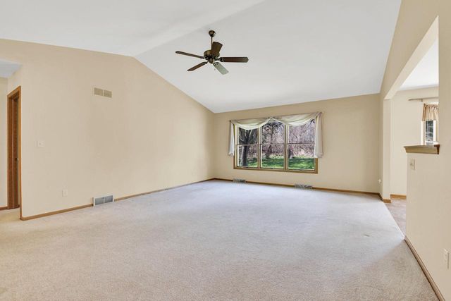 2132 Penhurst WAY, Waukesha, WI 53186