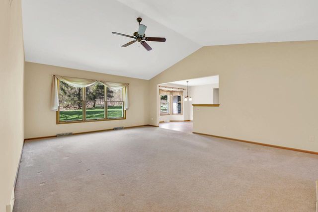 2132 Penhurst WAY, Waukesha, WI 53186